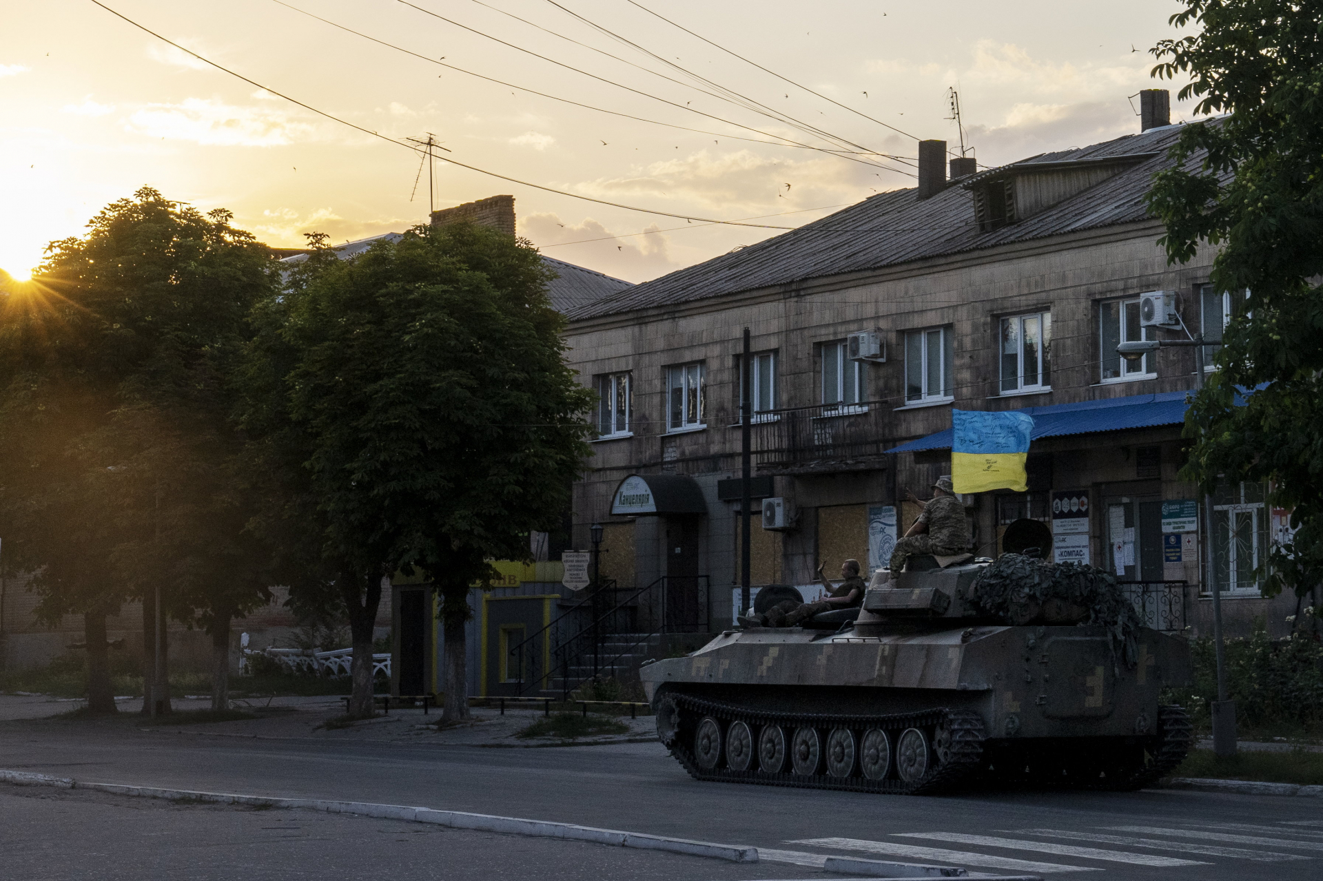 Ukrán katonák harckocsija, kelet-ukrajnai Donyeck, háború